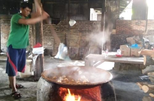 Kenangan yang Mengalir dari Kuali: Menjaga Dodol, Merawat Jakarta