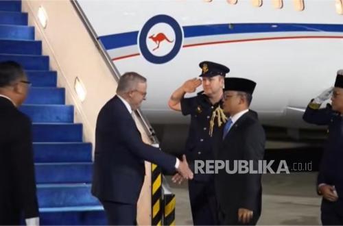PM Australia Tiba di Lanud Halim Disambut Menlu Sugiono dan Menteri Rosan