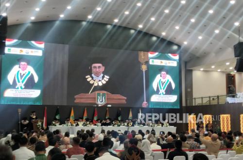 Menbud Fadli Zon Terima Gelar Guru Besar Kehormatan dari Unas