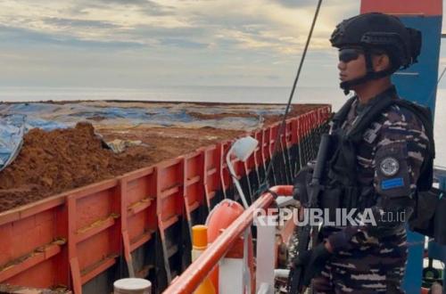 KRI Hampala-880 Tangkap Dua Kapal Pengangkut Nikel di Teluk Weda