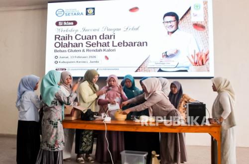 Ibu-Ibu di Kerinci Dilatih Buat Olahan Komoditas Lokal Kue Kering