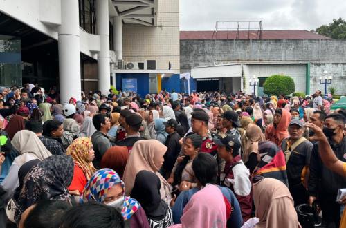 Ribuan Nasabah BPR Bank Cirebon Antre Pencairan Simpanan