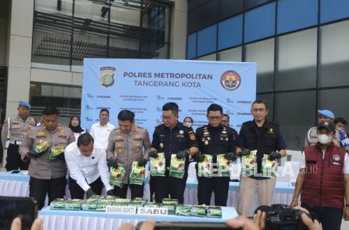 Bea Cukai dan Polisi Gagalkan Penyelundupan Narkoba di Mobil Alphard