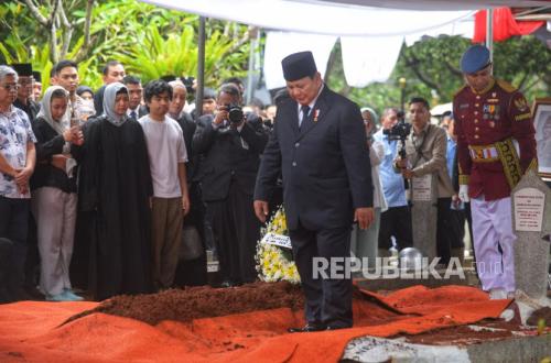Presiden Prabowo Jadi Inspektur Upacara Pemakaman Try Sutrisno di TMP Kalibata