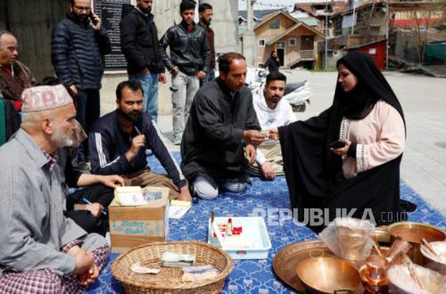 Muslim Kashmir Sumbangkan Emas dan Perak untuk Rakyat Iran