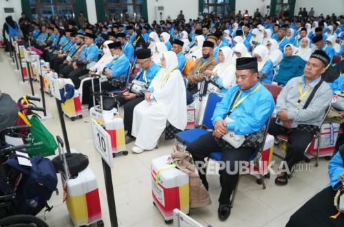Kecamuk Hati Alifiya, Gen Z Asal Cimahi yang Bertamu ke Rumah Allah Gantikan Sang Ayah