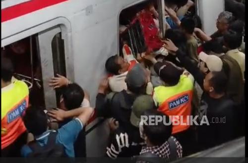 BREAKING NEWS: Kereta Commuter Line Ditabrak Kereta Jarak Jauh di Stasiun Bekasi Timur