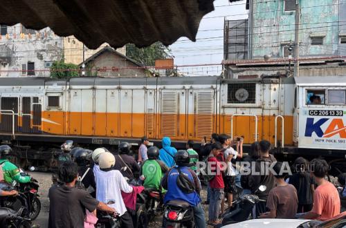 Keluarga Menunggu dengan Cemas Hasil Identifikasi Korban Kecelakaan KRL di RS Polri