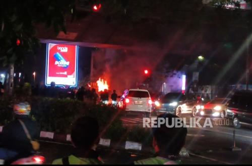 Pos Polisi Dibakar Massa Berbaju Hitam di Bandung, Petugas Damkar Tutun Tangan