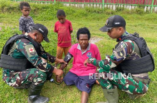 TNI Hadirkan Layanan Kesehatan, Warga Pelosok Papua Sambut Antusias
