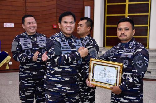 KSAL Beri Penghargaan Satgas Marinir yang Rebut 56 Markas OPM