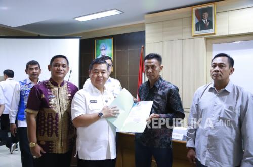 Dukcapil Serahkan Dokumen bagi Keluarga Korban Kecelakaan KRL Bekasi