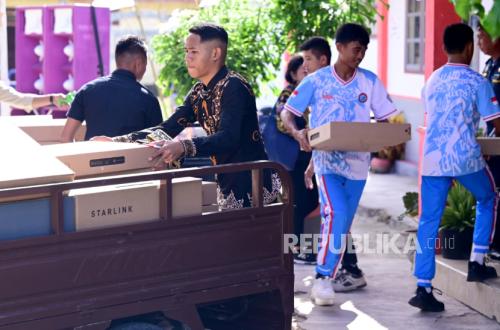 Presiden RI Bagikan Ponsel ke Semua KK di Pulau Miangas