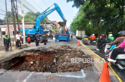 Penanganan Jalan Ambles di Lenteng Agung Dimulai Malam Ini, Sebagian Badan Jalan akan Ditutup