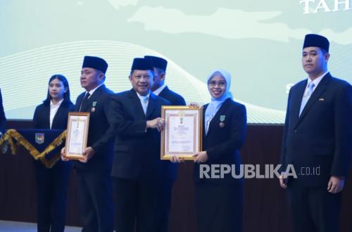 Mendagri Serahkan Penghargaan Satyalancana Wira Karya ke 6 Penerima