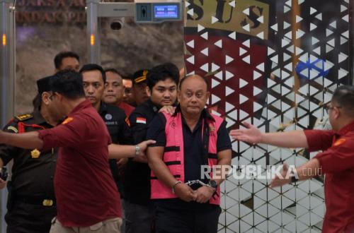 Keluar Gedung Kejagung, Mantan Kepala BGN Dadan Hindayana Pakai Rompi Tahanan dan Tangan Diborgol