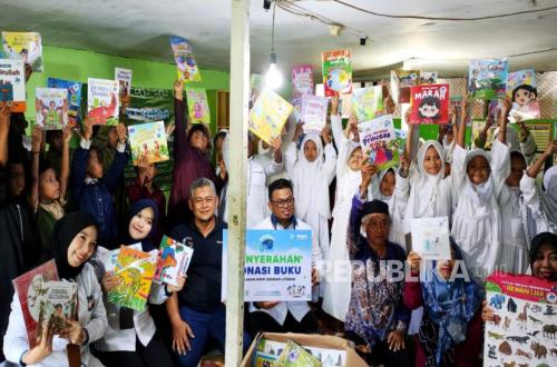 Potret Senyum Anak-Anak Pedalaman Mendapat Ribuan Buku Baru dari PNM