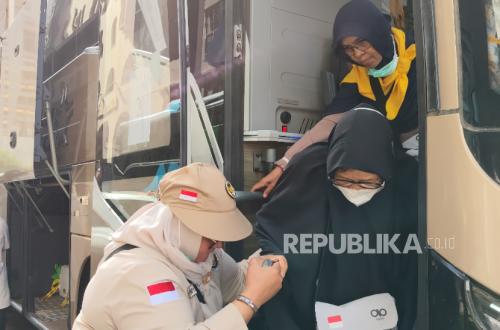 Kloter Pertama Jamaah Haji Gelombang II Tiba di Madinah, Disambut Mawar oleh Petugas