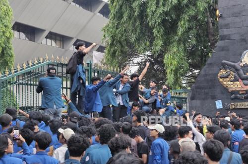 Polisi Buka Blokade, Seluruh Massa Aksi Mundur Teratur