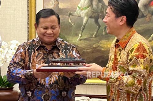 Menhan Koizumi Beri Souvenir Kapal Perang Mikasa ke Prabowo