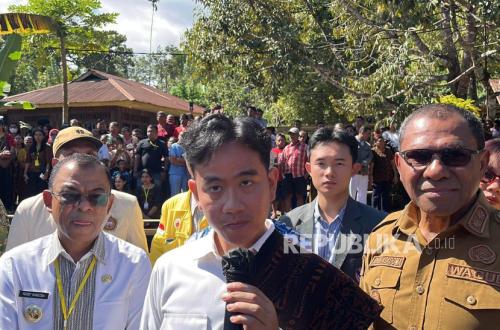 Gibran Naik Motor Sendiri Saat Kunjungan ke Agats Asmat, Diteriaki 'Jokowi Muda'