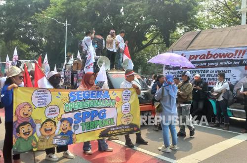 Dijanjikan Bertemu Pimpinan BGN, Massa Aksi Dukung MBG Di-Prank