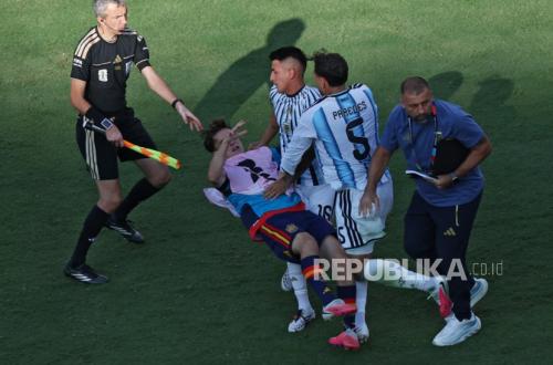 Tarkam, Pemain Argentina Pukul dan Tendang Pemain Spanyol