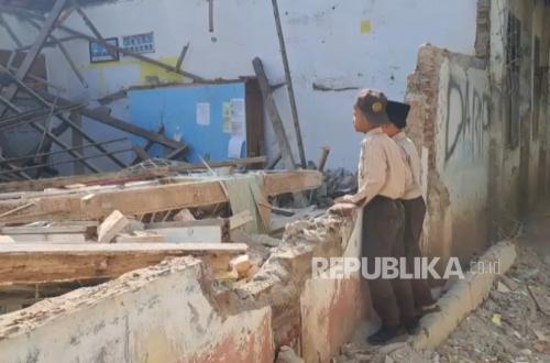 Ratusan Bangunan SD Indramayu Rusak, Bupati Lucky Hakim : Tolong Pak Menteri