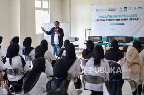 Sebanyak 41 Warga Prasejahtera Batang Diterima Kerja di Industri Jahit Sepatu