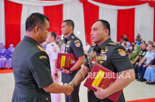 Tutup Pendidikan Sesko TNI, Wapang Serahkan Penghargaan Taskap Terbaik