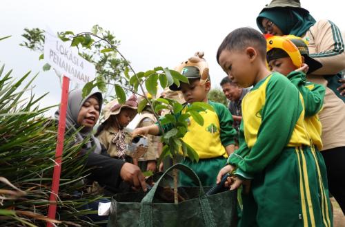 Perhutani Ajak Anak Belajar Mencintai Hutan Sejak Dini