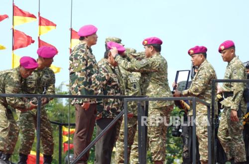 Menhan dan Wapang TNI Jadi Warga Kehormatan Korps Marinir