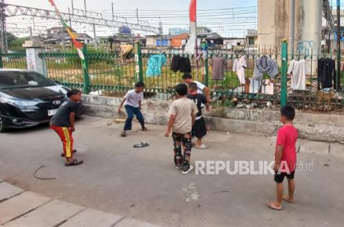 Sepak Bola Jalanan Anak-Anak Menteng, Liga Aspal, dan Lahan Kosong yang tak Diizinkan KAI