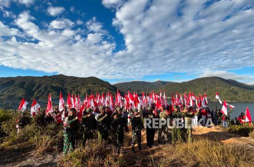 Ratusan Warga Paniai Kibarkan Bendera Merah Putih di Bukit Bobairo