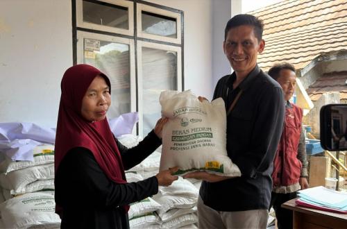 West Java province delivers 1,500 kilograms of rice to 150 low-income households