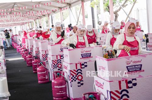 Masak Serentak di Delapan Kota, Pertamina Patra Niaga Bagikan 8.100 Porsi Makanan di Hari Pelanggan