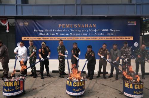 Bea Cukai Sumbagbar dan Bandar Lampung Musnahkan Rokok serta Miras Ilegal Senilai Rp 68,8 Miliar