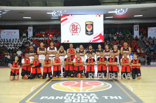 Sambut HUT Ke-81 TNI, Jenderal Agus Ikut Eksibisi Main Bola Basket