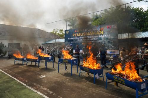 Bea Cukai Mataram Musnahkan Barang Kena Cukai Ilegal dan Obat-Obatan Tanpa Izin Edar