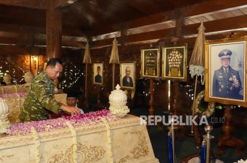 Panglima TNI Ziarah ke Makam Soeharto dan Panglima Besar Soedirman