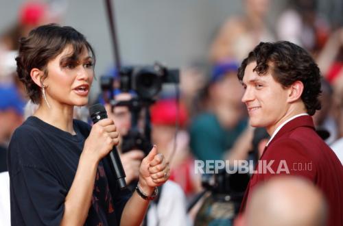 Tom Holland Tertangkap Kamera Pakai Cincin Nikah Saat Jalan Bareng Zendaya