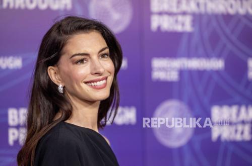 Setelah Viral Ucap 'Insya Allah', Anne Hathaway Dapat Hadiah Alquran