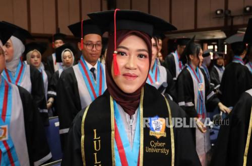 Cintami Jadi Wisudawan Terbaik Cyber University