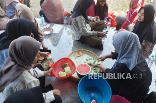 Berdayakan Ibu-ibu PKK, UMMADA Cirebon Kembangkan Manisan dari Kulit Semangka