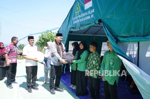 Kemenag Salurkan Ribuan Paket Perlengkapan Sekolah untuk Siswa Madrasah NTT