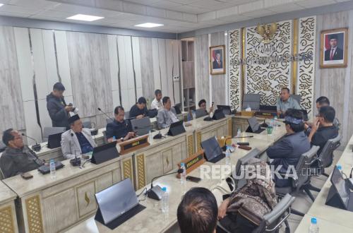 Komisi I DPRD Jabar Serahkan Kajian Usulan Nama Provinsi kepada Pemprov