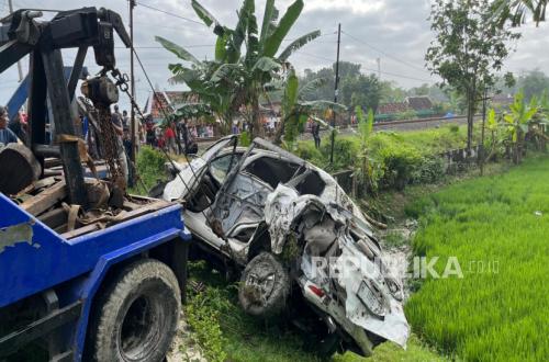 KA Argo Bromo Tabrak Avanza Rombongan Calon Jamaah Haji di Perlintasan Sebidang, 4 Meninggal Dunia