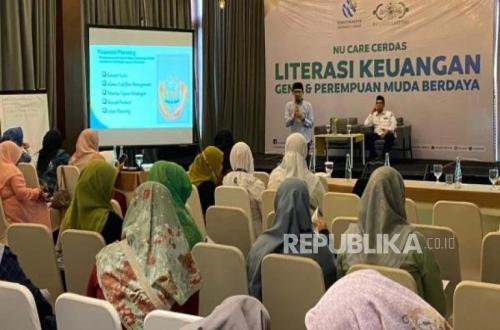 Puluhan Muslimah Gen-Z Dibekali Literasi Keuangan