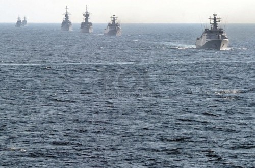  Sejumlah Kapal Perang Republik Indonesia (KRI) melintas dalam latihan operasi laut gabungan di Perairan Laut Jawa, Selasa (3/6). (Republika/Aditya Pradana Putra)