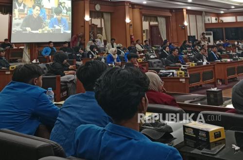 Mahasiswa Geruduk DPRD Gresik, Minta Segera Benahi Transportasi dan Kesehatan Bawean